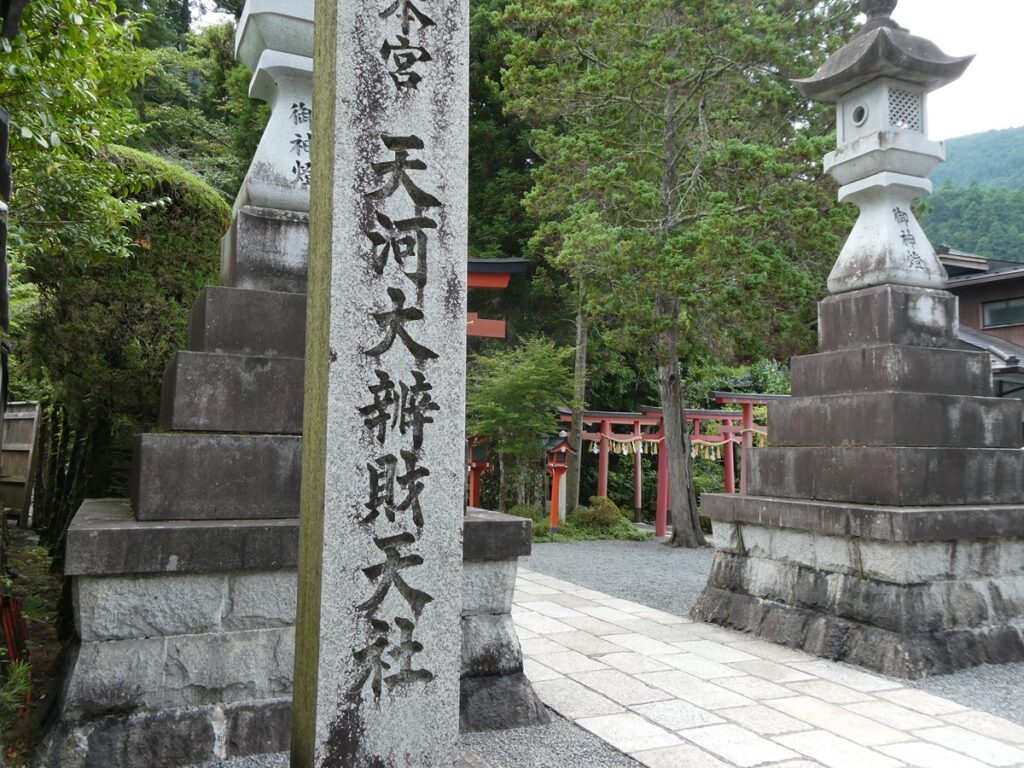 山深い奥地に佇む古社-芸能の神 天河大辨財天社-