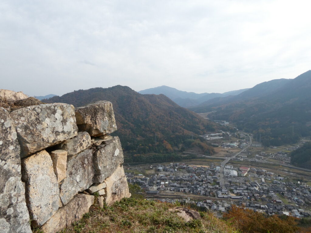 天空の城の石垣は語る：落ちない岩と、落ちきれなかった男の城