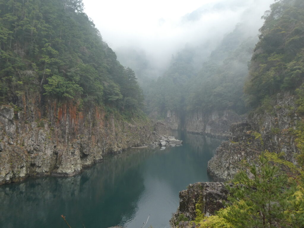 美しいのに、少し怖い。瀞八丁