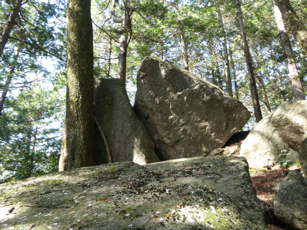 鬼が投げ捨てた石を見に行く――不動山の巨石群と635段の自己責任階段