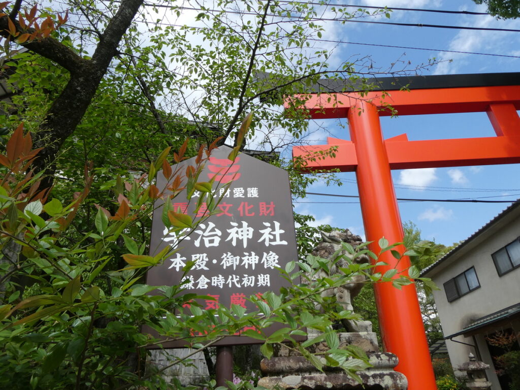 宇治神社──みかえり兎は、何を見ていたのか