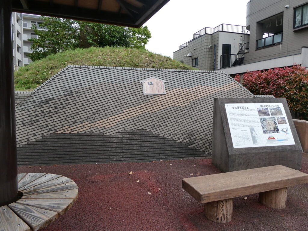 ショボい城跡に残った、しぶとい一族――開田城土塁公園
